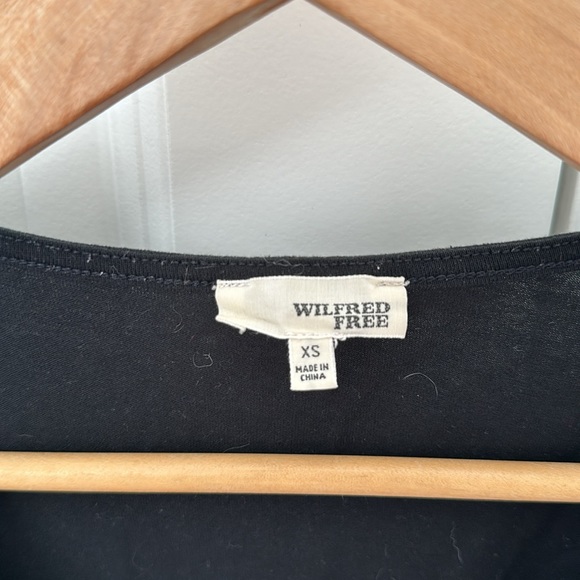 Aritzia T-shirt - Picture 2 of 2